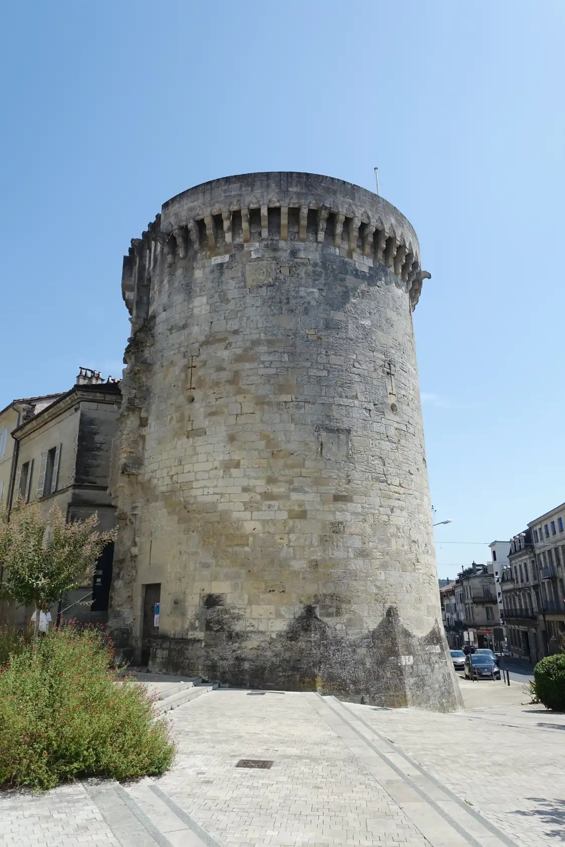 Hotels near Tour Mataguerre