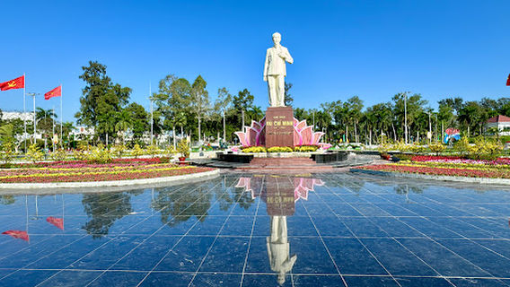 Tượng Bác Hồ Quảng Trường TP Sa Đéc