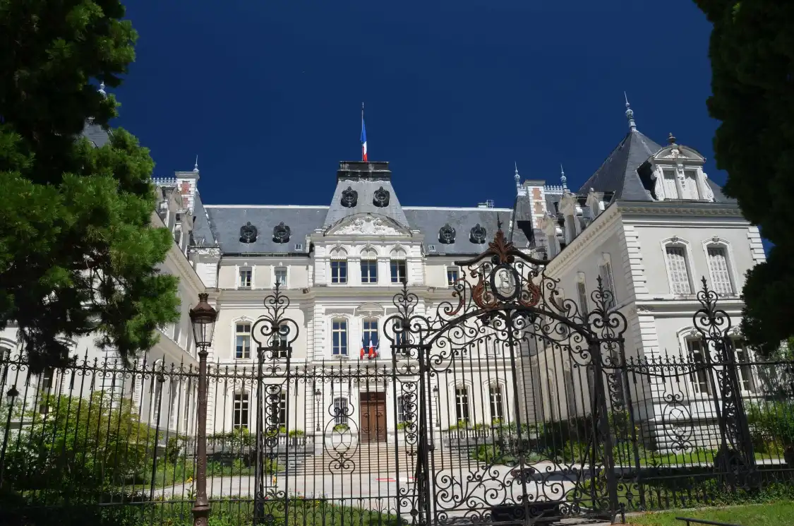 Hotels near Pont des Amours