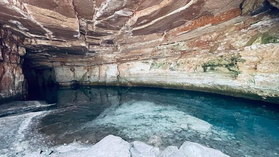 Caverna Aroe-Jari e Gruta da Lagoa Azul