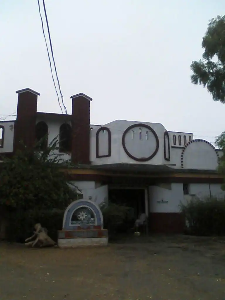 Hotels near Sikandar Art Gallery