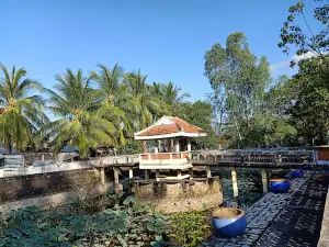 Ba Chúc Crypt
