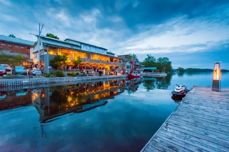 Hotel dekat Thousand Islands Playhouse