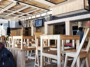 The Dee's Lounge