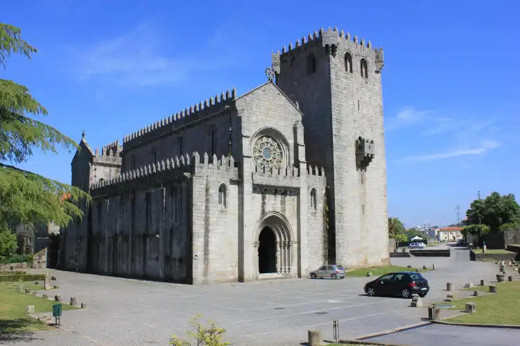 Отели рядом с достопримечательностью «Caminho do rio Leça»
