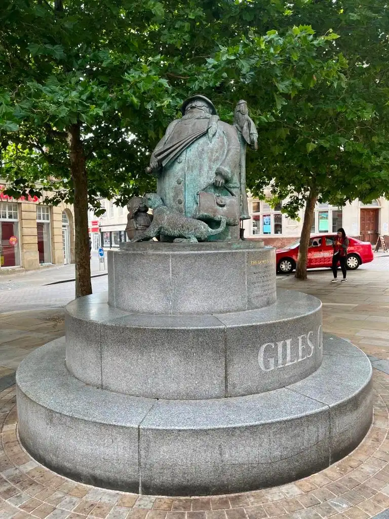 Hotel in zona The Giles Statue