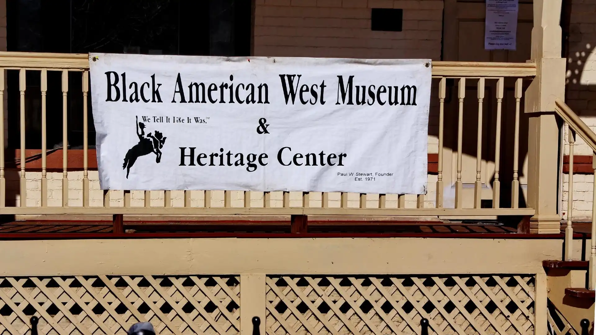 Black American West Museum周辺のホテル