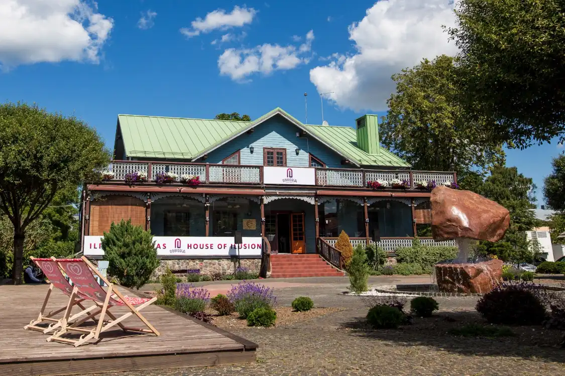 Hotels near Illusive House Eureka