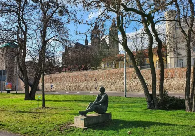 Skulptur Große Sitzende (Margret Middell)