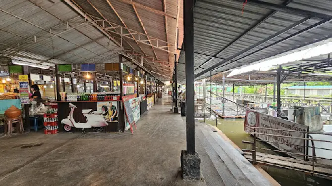 Phraya Suren Floating Market