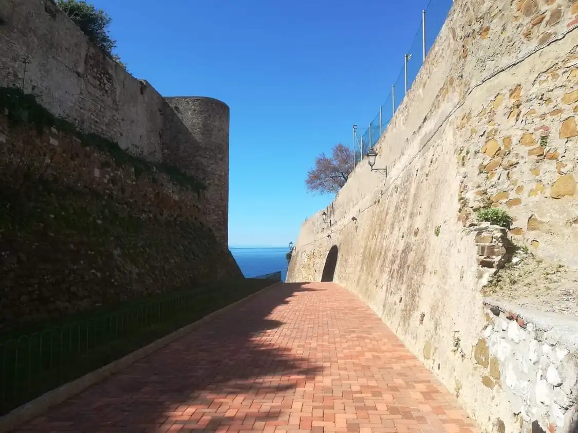 Hotels near Leonardòs Walls