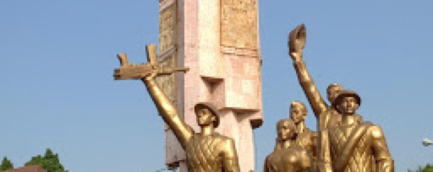 Victory Monument River Lo