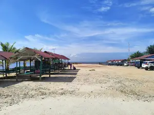 Pantai Koneng Pasir Putih Teluk Makmur