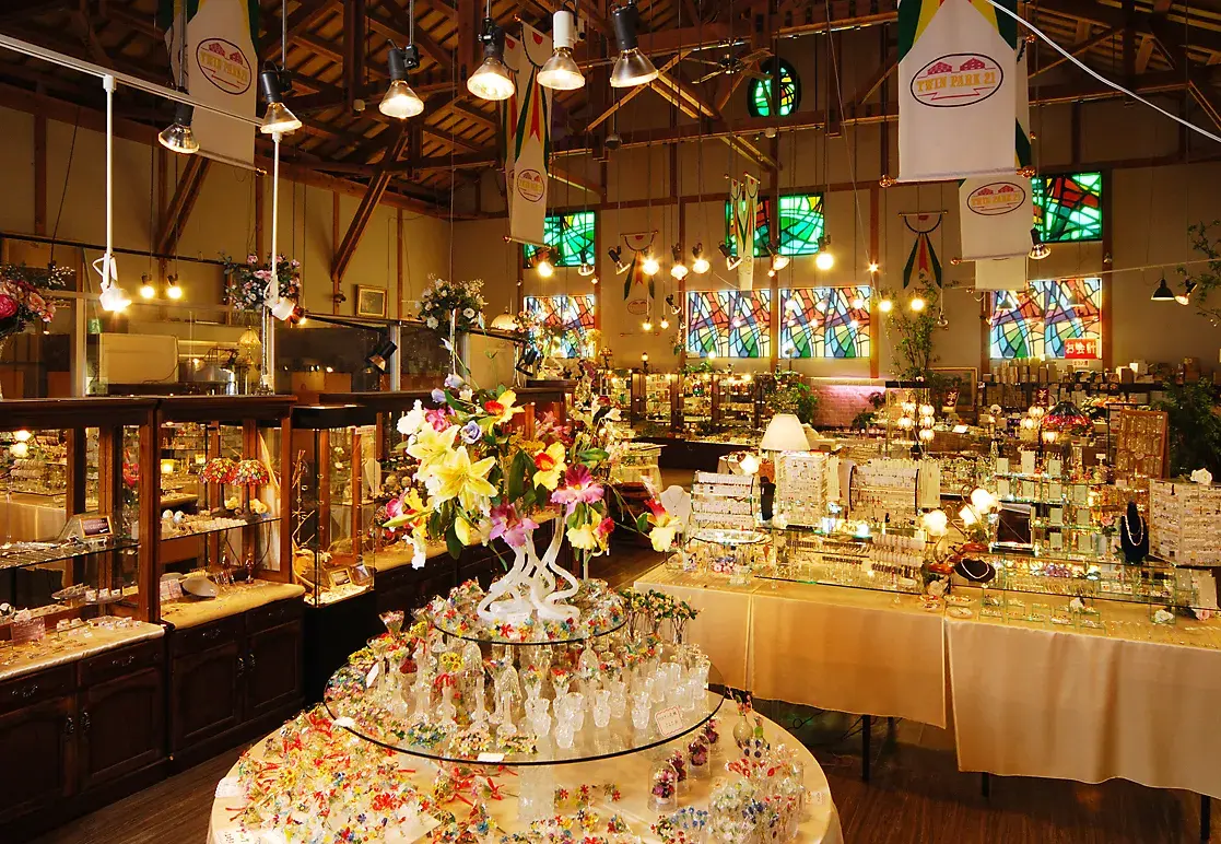 2_Shadow-cut picture, glass, music box museum of the world