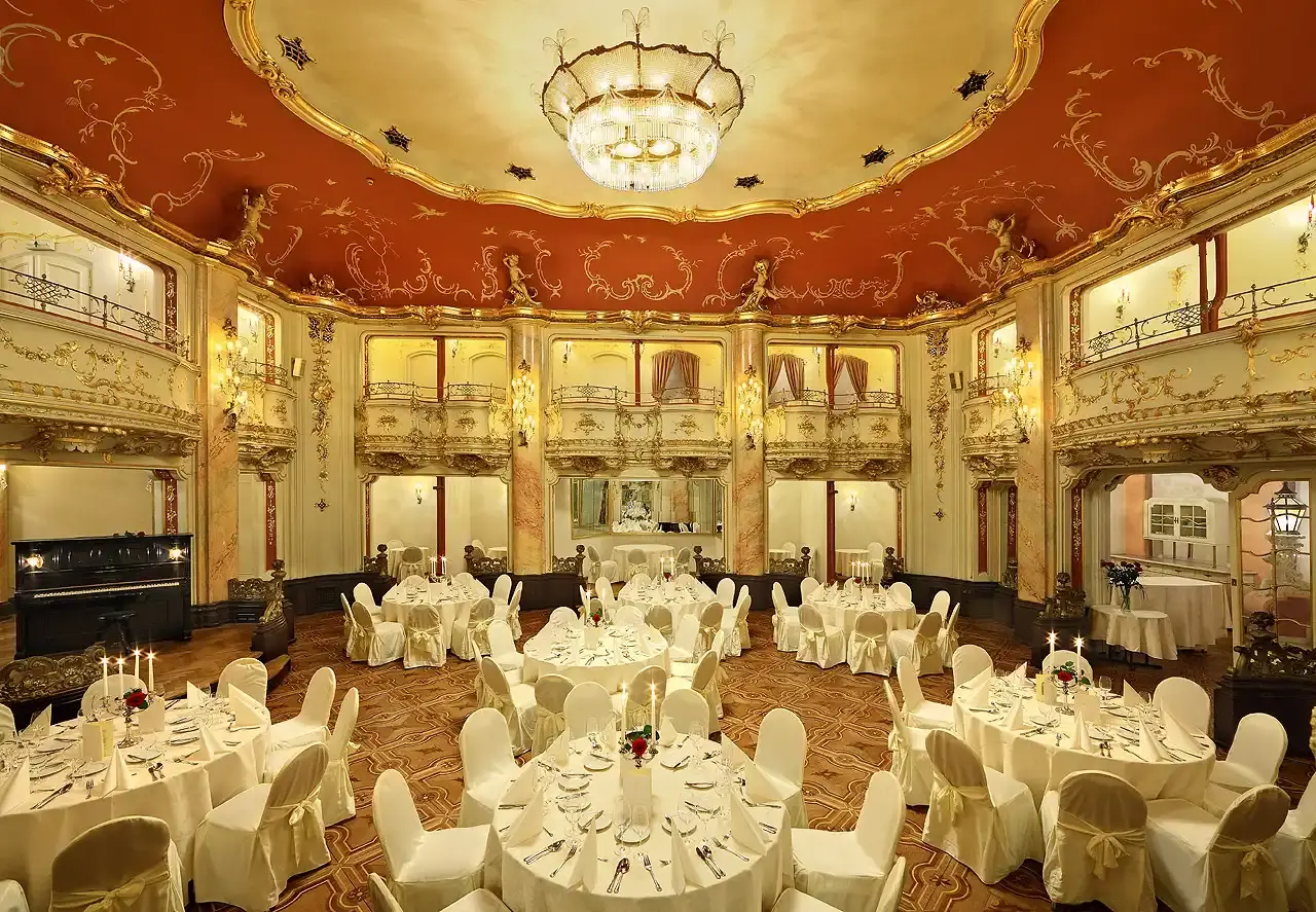 โรงแรมใกล้Boccaccio Ballroom