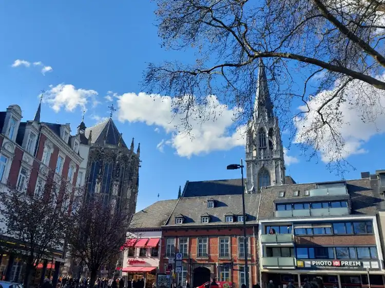 Hotels near Geldbrunnen