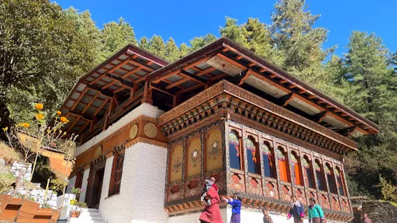 Dechenphug Lhakhang བདེ་ཆེན་ཕུག་ལྷ་ཁང་།