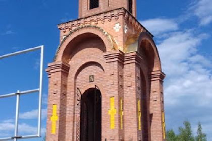 Екі қыз диванда клиторларын бір-біріне ысқылайды