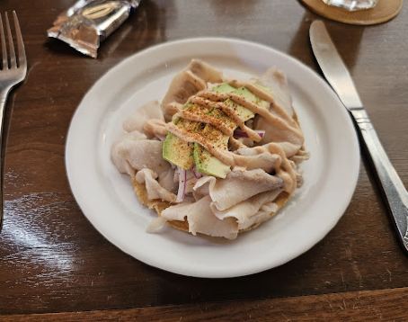 La Corriente Cevichería + Nais - Cacho