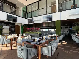 TOP POOL & BAR