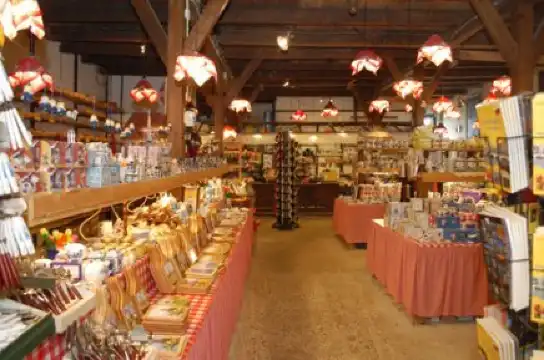 Clara Maria Cheese & Clog Farm周辺のホテル