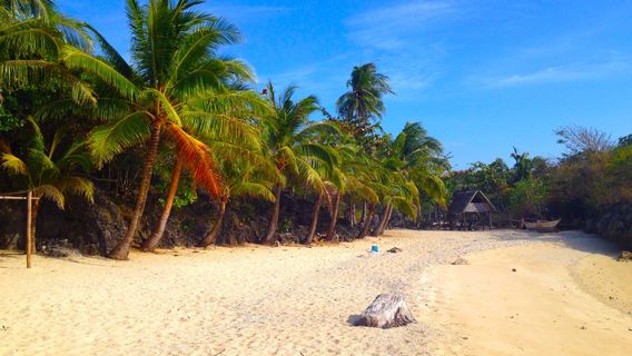 Tatlong Pulo Beach
