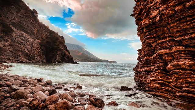 Слоистые скалы Рафаиловичей