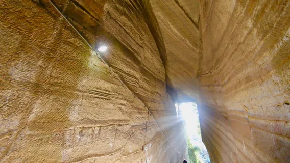 Bare digging incision tunnel in Tōrō Slope Daishidō.(Tōzen temple.)