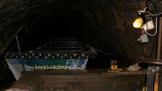 Podziemny splyw lodzią w Kopalni Zlota