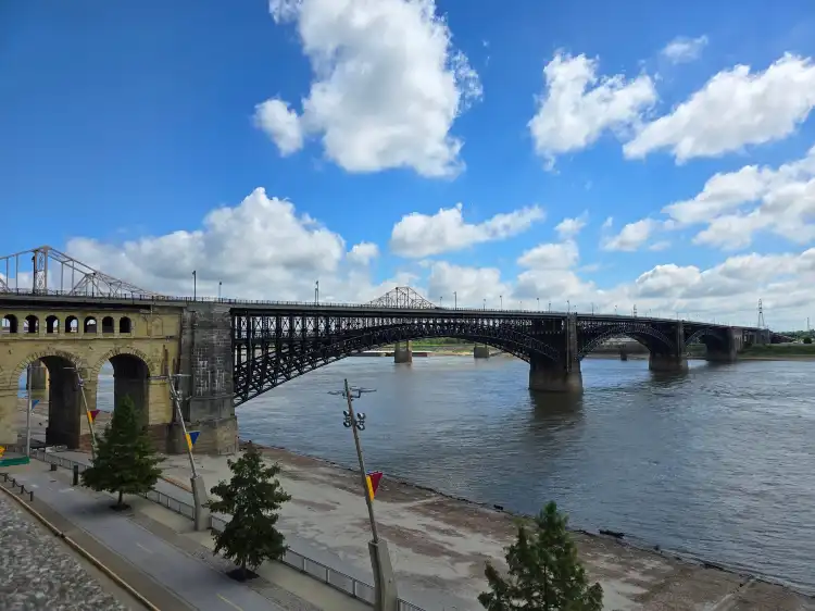 Các khách sạn gần Eads Bridge