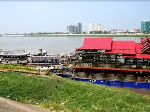 Sisowath Riverside Park