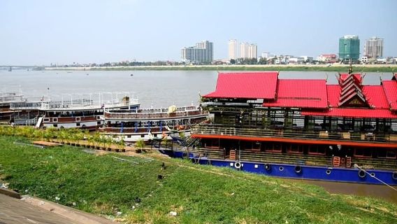 Sisowath Riverside Park