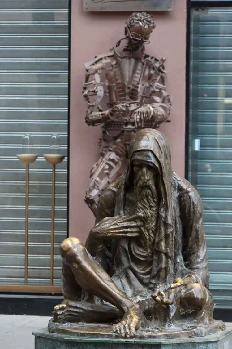 Hotels near Statue Beggar