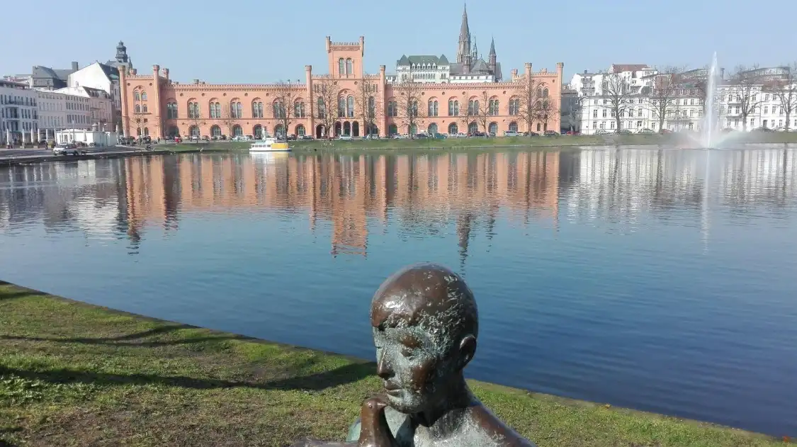 Hotel in zona Skulptur "Der Junge mit der Taube"