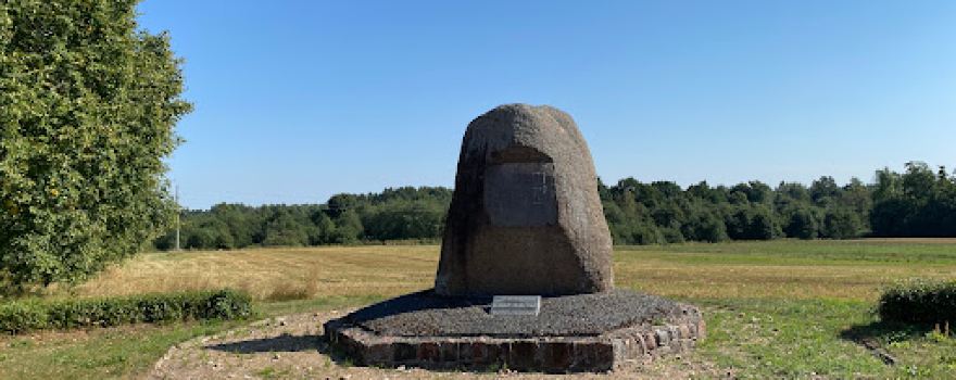 Piemiņas akmens melioratoram Arvīdam Manfeldam