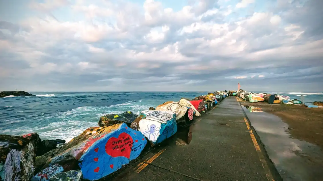 Hotels near Breakwall Waking Path