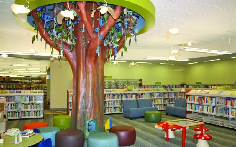 Strathcona County Library附近的飯店