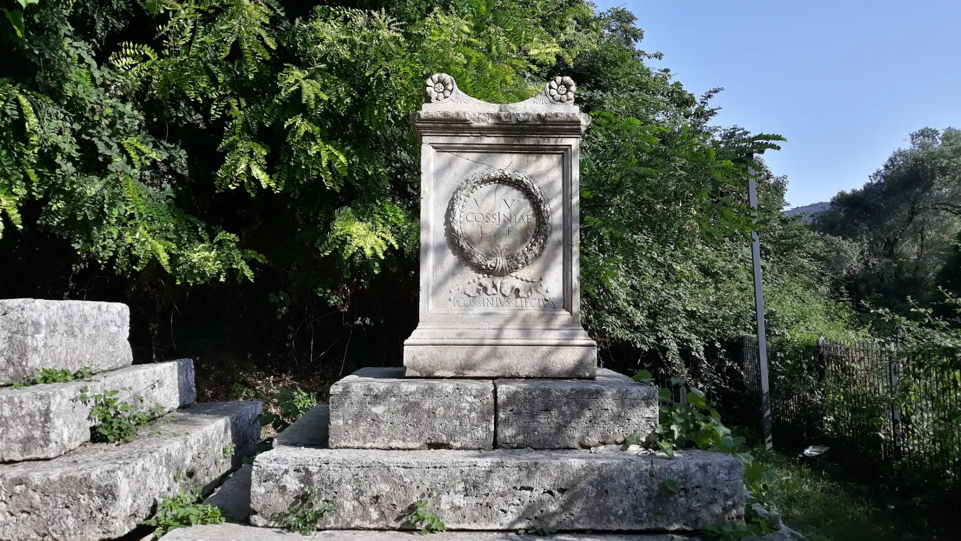 Hotels near Tomba della Vestale Cossinia