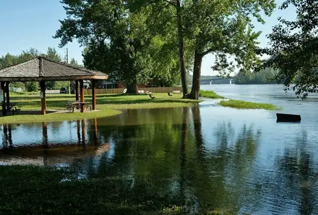 Hotels near Paddlewheel Park
