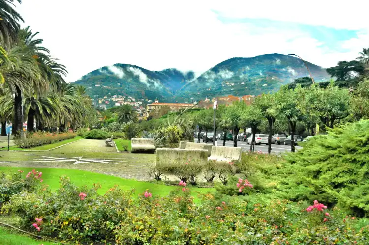 Các khách sạn gần Parco Salvador Allende