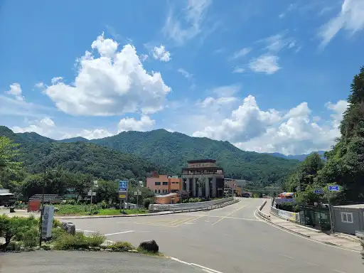 鷹岩人工瀑布