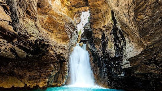 La Leona Waterfall - Catarata La Leona