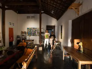 Gutuhaus (Warung Gulung Gulung)