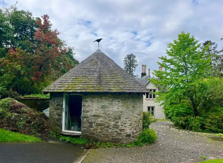 Hotel di Rhu