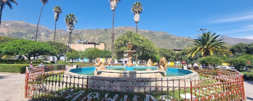 PLAZA DE ARMAS CARHUAZ
