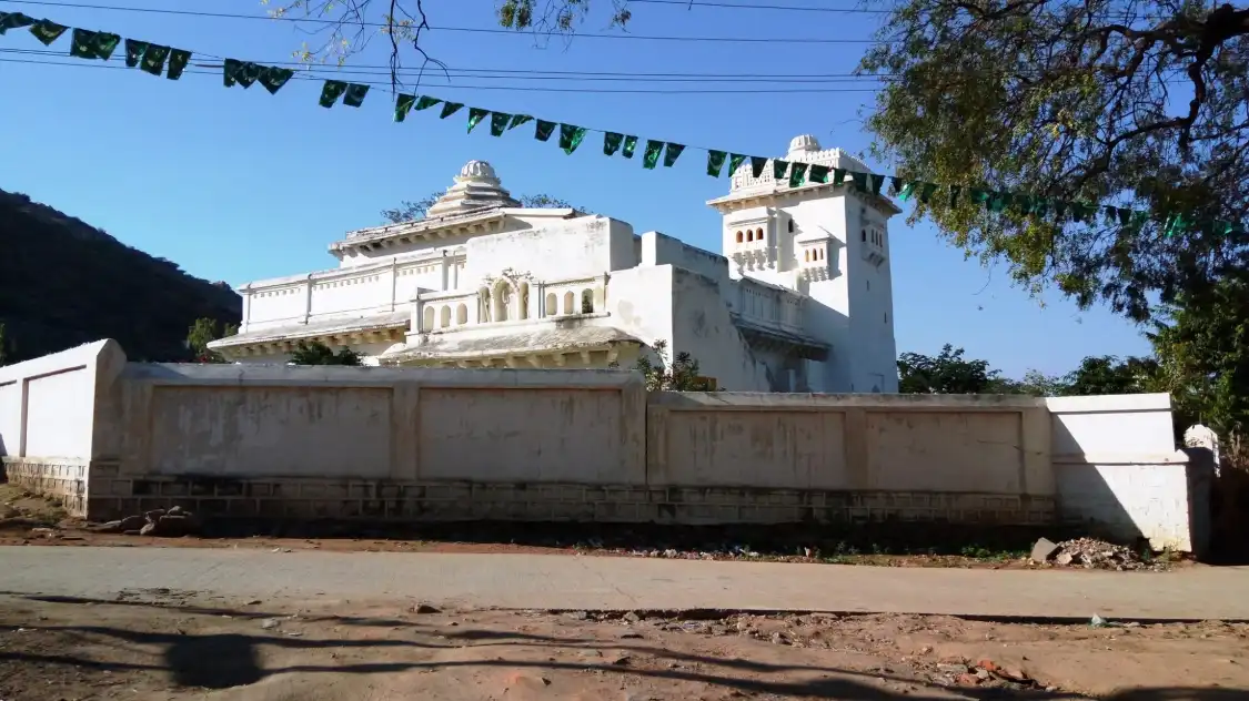 Hotels near Penukonda Fort
