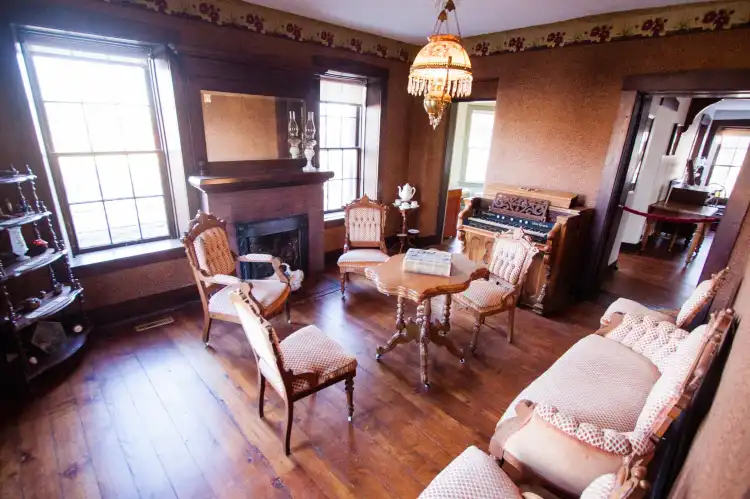 Hotel dekat Riley County Historical Museum