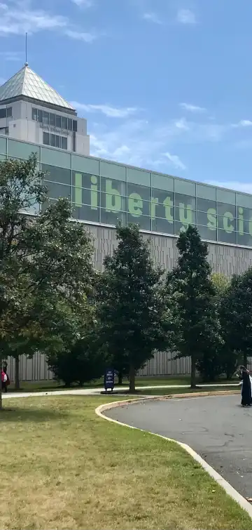 リバティー科学センター周辺のホテル