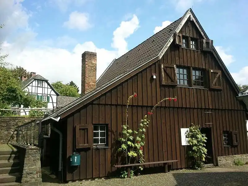 Отели рядом с достопримечательностью «Bergisches Museum fur Handwerk,Bergbau u. Gewerbe»