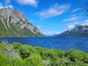 VILLA LA ANGOSTURA en letras gigantes